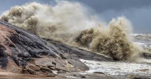 सिंधुदुर्ग: वादळाचा मासेमारीला फटका; मच्छिमार अनुकूल वातावरणाच्या प्रतिक्षेत