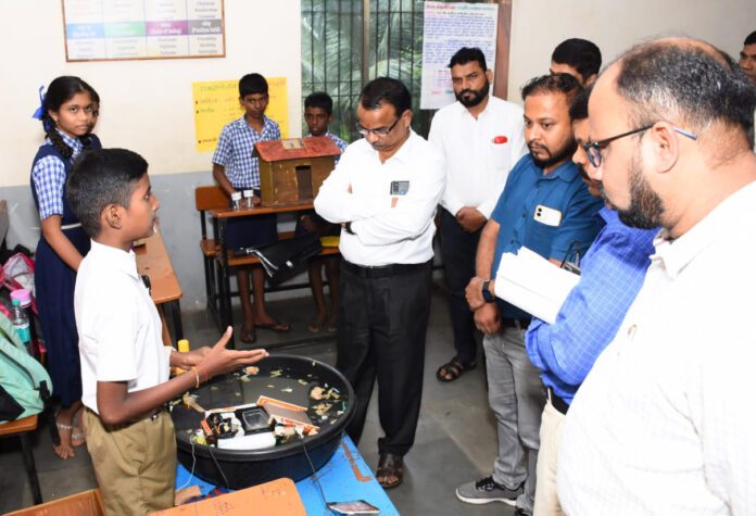 वेंगुर्ला पं. स. गटवि.अधिकारी विद्याधर सुतार यांच्या हस्ते विज्ञान प्रदर्शनाचे उद्धाटन