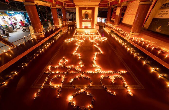 Maruti stop dipotsav वेंगुर्ला येथील प्रसिद्ध मारुती स्टॉप नजिकचे मारुती मंदिर १ हजार १११ पणत्यांनी उजळले