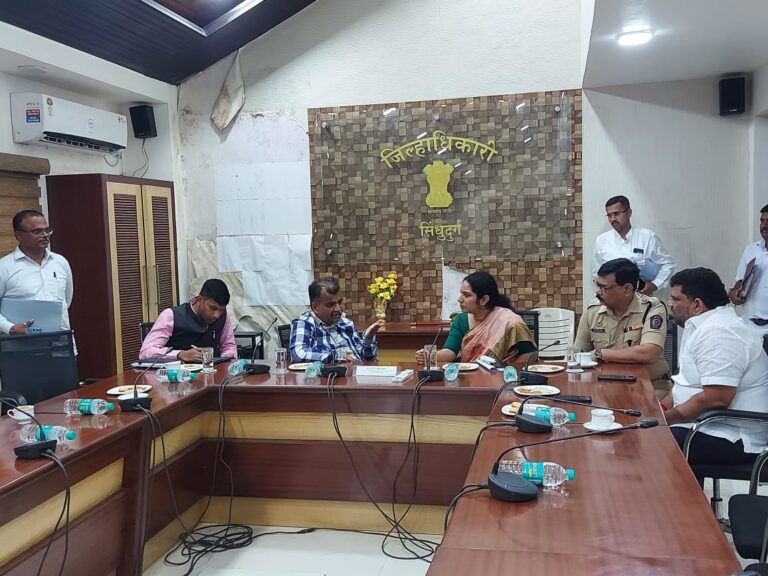 विकासकामांबाबत पालकमंत्री रवींद्र चव्हाण यांच्या अध्यक्षतेखाली लोकप्रतिनिधींची बैठक संपन्न