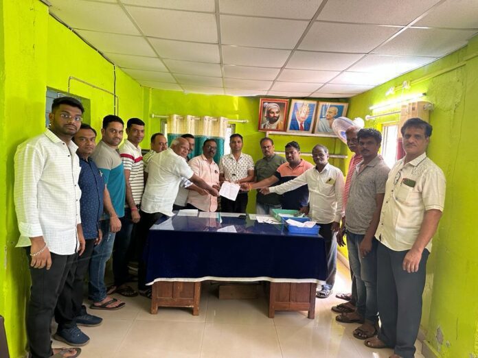 वैभववाडी व्यापारी संघटनेचे उपविभागीय अभियंता महा वितरण वैभववाडी यांना निवेदन