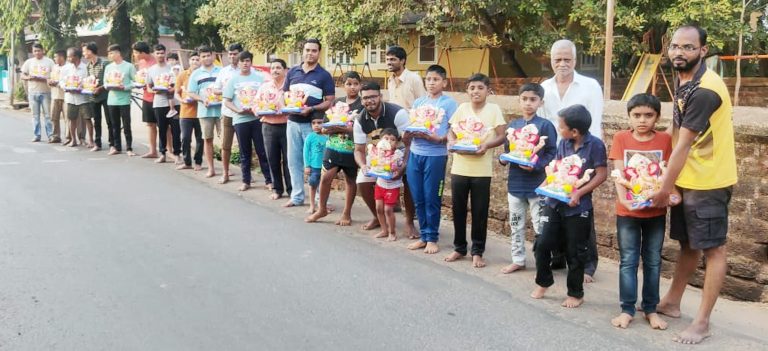 गणपती विसर्जन करताना भाविक.