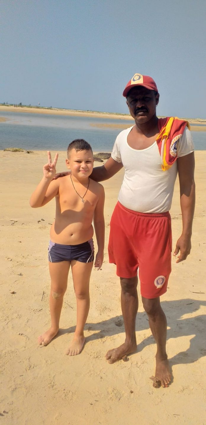 रेडी समुद्रात बुडणाऱ्या नऊ वर्षीय विदेशी मुलाला वाचवण्यात यश