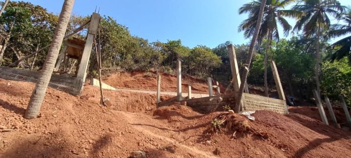 Yashavnt gad najik andhikrut bandhkam यशवंतगडाच्या तटबंदीनजिक अनधिकृत बांधकाम