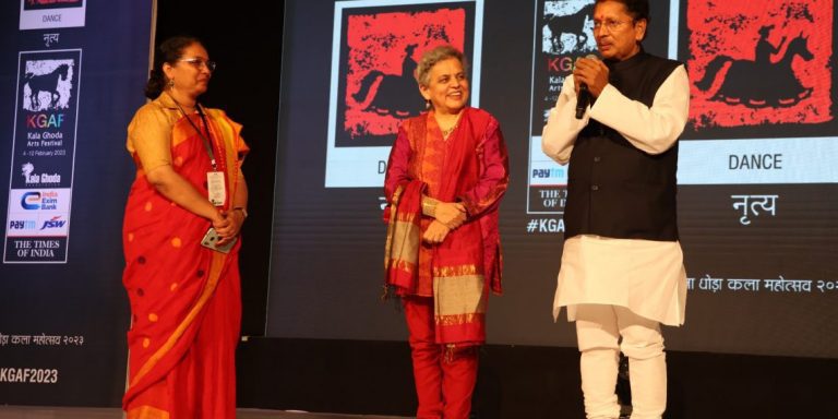 काळा घोडा कला महोत्सवाला मुंबई शहर जिल्ह्याचे पालकमंत्री दीपक केसरकर यांची भेट