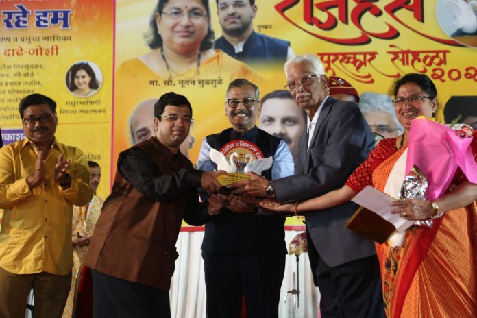 दिव्यांग सेवेचे व्रत घेतलेल्या 'नूतन गुळगुळे फाऊंडेशन'ला 'राजहंस प्रतिष्ठान' संस्_थेचा ‘रा.jpg