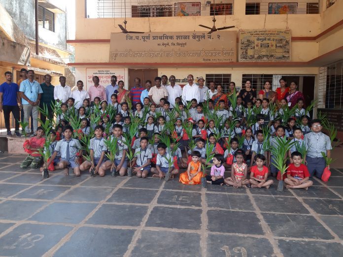 मुख्यमंत्री एकनाथ शिंदे यांच्या वाढदिवसानिमित्त एक विद्यार्थी एक झाड उपक्रम मुख्यमंत्री एकनाथ शिंदे यांच्या वाढदिवसानिमित्त एक विद्यार्थी एक झाड उपक्रमातुन मुलांना वृक्ष वाटप