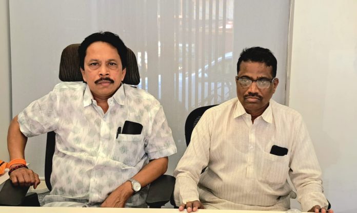 शिवसेना युवानेते संदेश पारकर व जिल्हा बँक माजी अध्यक्ष सतीश सावंत शिवसेना युवानेते संदेश पारकर व जिल्हा बँक माजी अध्यक्ष सतीश सावंत