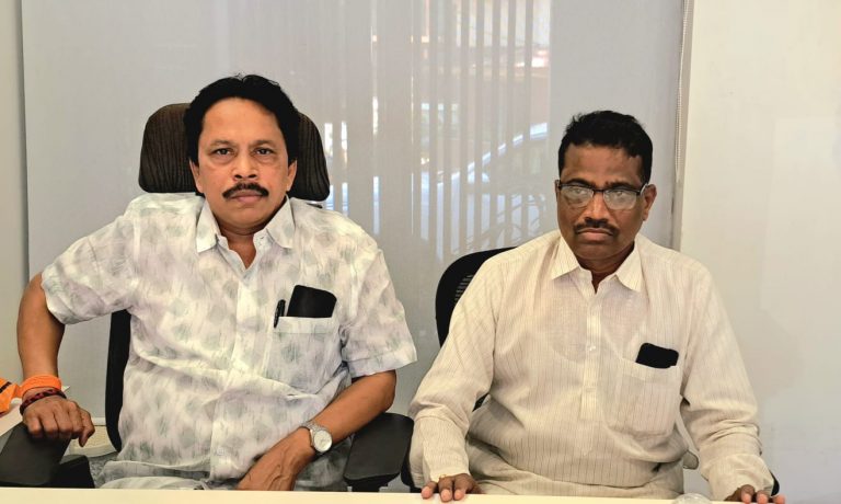 शिवसेना युवानेते संदेश पारकर व जिल्हा बँक माजी अध्यक्ष सतीश सावंत