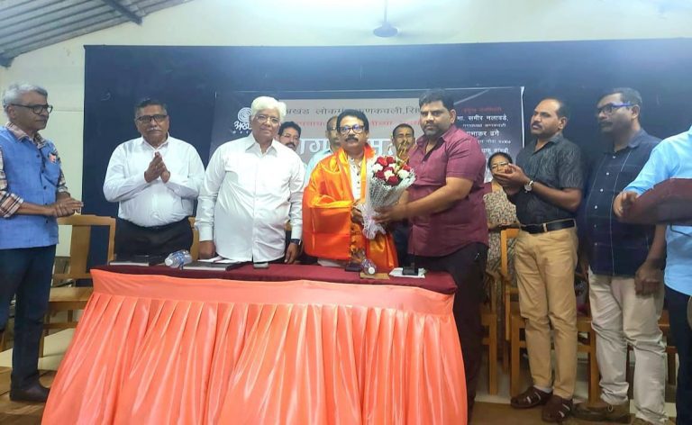 साहित्यिक प्रा. प्रवीण बांदेकर यांचा आ. वैभव नाईक यांनी केला सत्कार