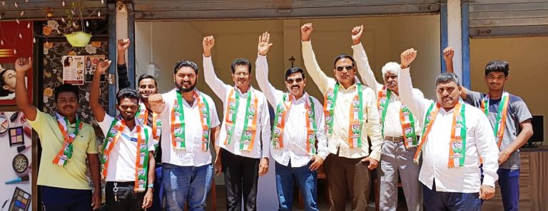 काँग्रेसतर्फे मोदी सरकारचा निषेध करुन त्यांच्याविरुद्ध घोषणाबाजी देण्यात आली.