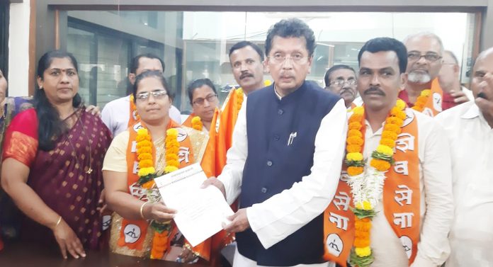 दाभोली ग्रामपंचायतच्या उपसरपंच व सदस्यांचा शिवसेना पक्षात प्रवेश