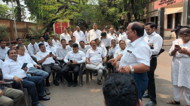 Lawyers' strike in Kurla Court