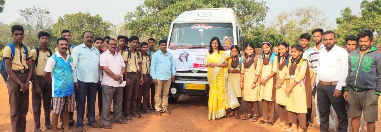 मातोंड हायस्कूलमधील दहावीच्या विद्यार्थ्यांना बोर्डाच्या परीक्षेसाठी अर्चना घारे-परब यांनी वाहन उपलब्ध करुन देत मुलांना शुभेच्छा दिल्या.