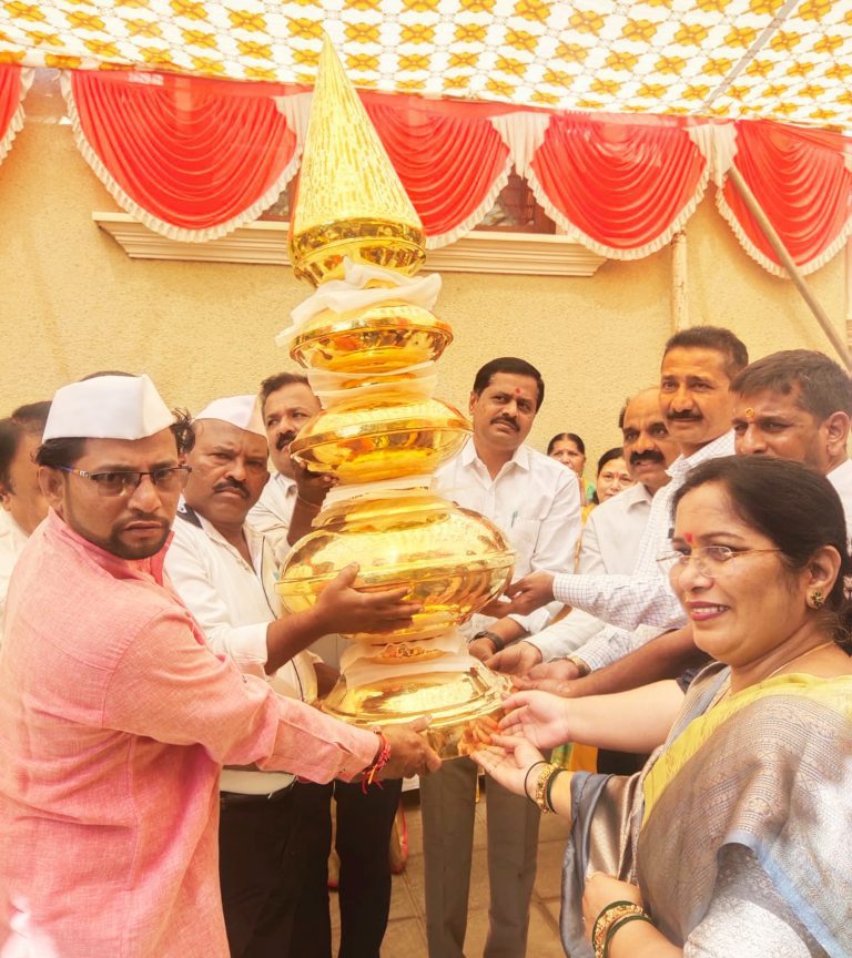 रेडी गणपती मंदिराच्या कलशाचे शुक्रवारी रात्री मंदिरात आगमन झाले.