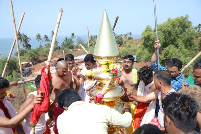 रेडी गणपती मंदिरचा संप्रोक्षण कलशारोहण सोहळा संपन्न