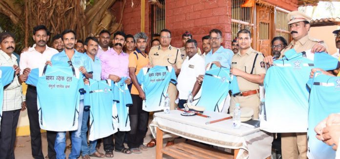 सागर रक्षकांना टी शर्टचे वाटप