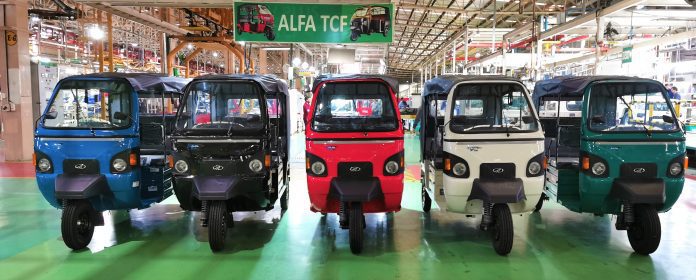 ५०००० वी इलेक्ट्रिक महिंद्रा ई-अल्फा हरिद्वार येथील कारखान्यातून बाहेर पडली