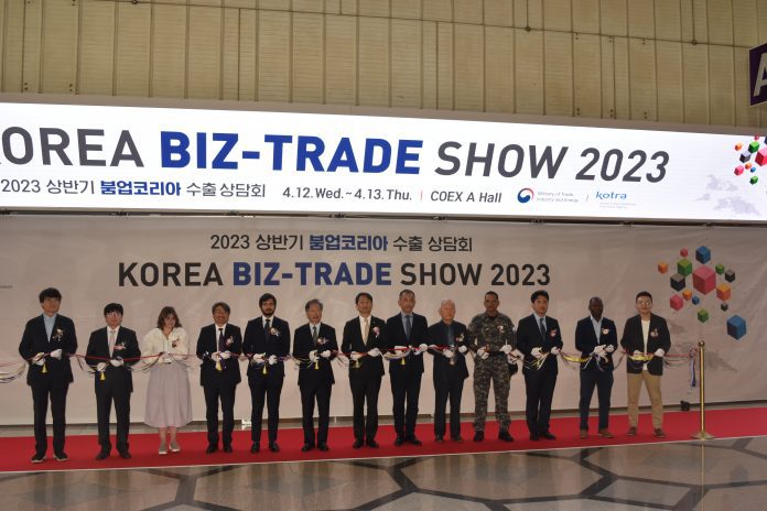 Akarsh K Hebbar (fifth from left) inaugurates the Korea Biz-Trade Show 2... भारताच्या वेदांत समूहाचा डिस्प्ले ग्लास क्षेत्रातील २० कोरियन कंपन्यांशी सामंजस्य करार