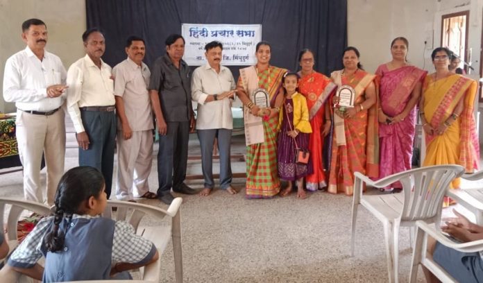 हिदी प्रचार सभेतर्फे आदर्श हिदी अध्यापक पुरस्कार वितरण