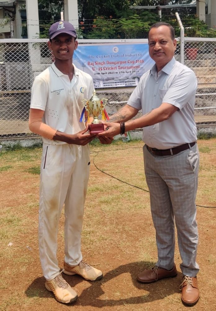 सामनावीर स्वनिक वाघदरे याला ट्रॉफी देताना सी.सी.आय.चे मानव संसाधन विभागाचे प्रमुख अधिकारी जयकिशन कुमठेकर.