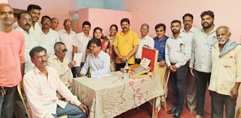 नेत्रचिकित्सा अधिकारी आर.बी.तेली यांन रुग्णांची तपासणी केली.