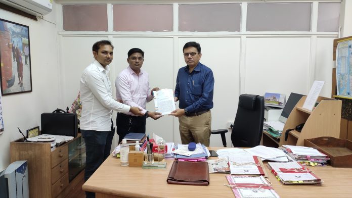 Memorandum Given to Shekhar Channe_Mag_Director of MSRTC डावीकडून निवेदन देतांना अधिवक्ता संदेश पवार व श्री. अभिषेक मुरुकटे हे एस्.टी. महामंडळाचे व्यवस्थापकीय संचालक शेखर चन्ने यांना महाराष्ट्रातील एस्.टी. महामंडळाच्या 16 मुख्य बसस्थानकांच्या दुरावस्थेची छायाचित्रे सादर करतांना !