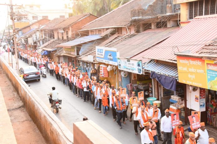 सावरकर सन्मानयात्रेत सहभागी झालेले विविध संस्थांचे प्रतिनिधी व सावरकर प्रेमी.