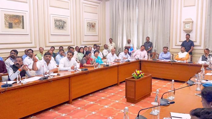 आ.वैभव नाईक सिंधुदुर्ग जिल्ह्यातील मत्स्य विभागाच्या समस्या व प्रश्न मांडताना ना. सुधीर मुनगंटीवार यांच्या अध्यक्षतेखाली मत्स्यविभागाची बैठक