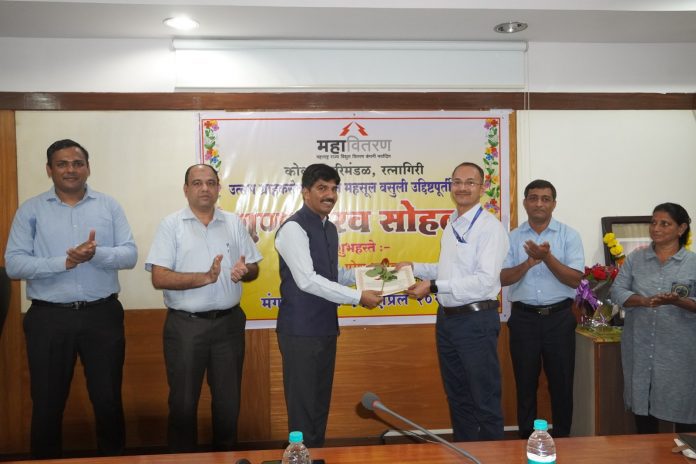 कोकण परिमंडळात गुण गौरव सोहळ्यात प्रमाणपत्र प्रदान करताना मुख्य अभियंता मा.श्री.परेश भागवत.