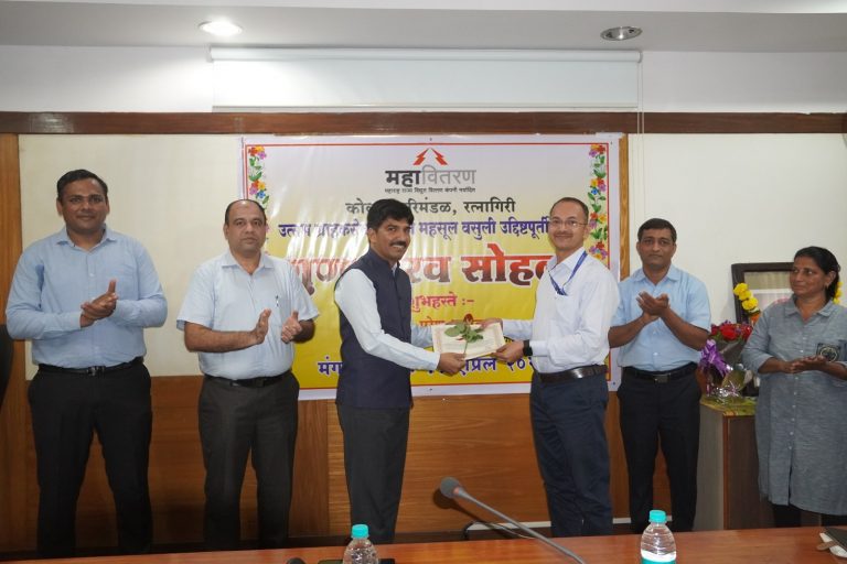 कोकण परिमंडळात गुण गौरव सोहळ्यात प्रमाणपत्र प्रदान करताना मुख्य अभियंता मा.श्री.परेश भागवत.