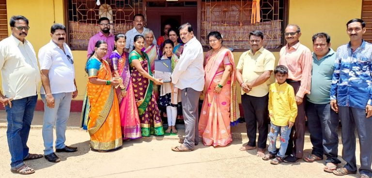 दहावी परीक्षेत वेंगुर्ला तालुक्यातून पहिली आलेली दहावी परीक्षेत वेंगुर्ला तालुक्यातून पहिली आलेली प्रतिक्षा नाईक हिचा सत्कार