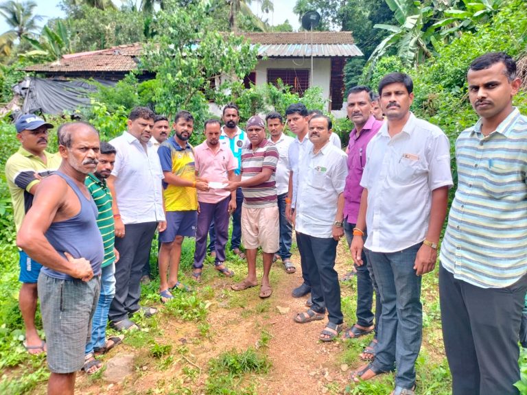 वालावल बंगेवाडीतील दरडग्रस्त ग्रामस्थांना केली आर्थिक मदत