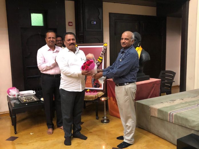 विश्वस्त श्री. विनीत कुबेर यांच्या हस्ते श्री. विलास कोळी यांचा सत्कार