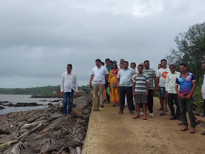 सर्जेकोट पिरावाडी येथे धूप प्रतिबंधक बंधारा व रस्त्याची केली वचनपूर्ती सर्जेकोट पिरावाडी येथे धूप प्रतिबंधक बंधारा व रस्त्याची केली वचनपूर्ती
