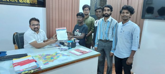 WhatsApp Image 2023-08-01 at 10.01.15 PM कणकवली प्रांताधिकारी यांना मणिपुर घटना निषेधचे निवेदन देताना सत्यशोधक विद्यार्थी संघटना अध्यक्ष सुजय जाधव व सुधांशु तांबे,राहुल कदम तन्मय कदम.