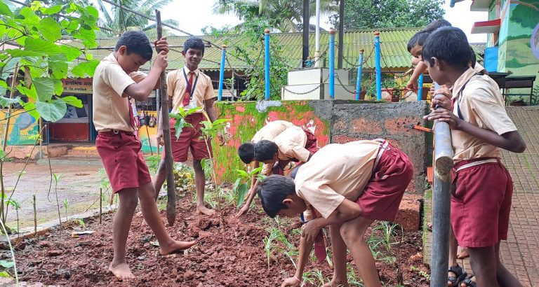 चंद्रनगर शाळेचा ' झाडे लावूया ' चा जागर!