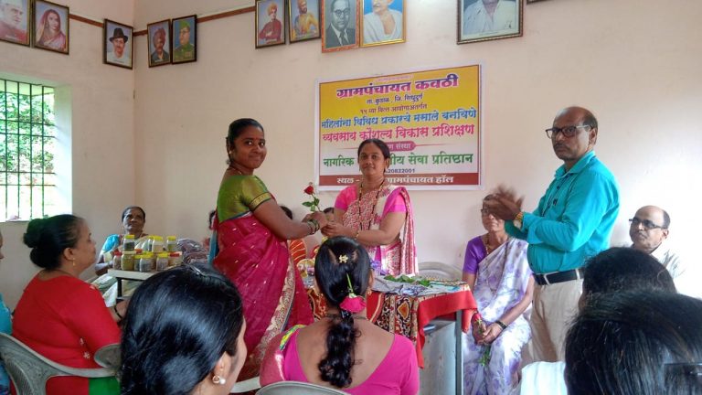 ग्रामपंचायत कवठी येथे महिला बचत गटाच्या महिलांना मसाले बनविण्याचे प्रशिक्षण