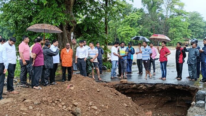 अतिवृष्टीत जुन्या आंबेरी पुलाला भगदाड पडले.