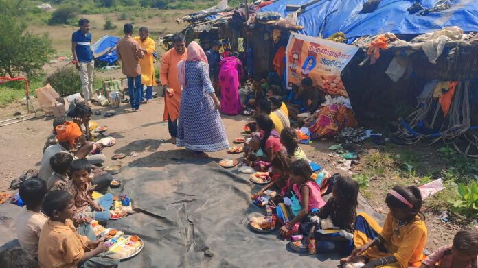 गरजूंस दीपावली फराळ वाटप