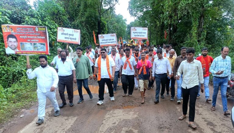 Kokan: खड्डेमय झालेल्या कुडाळ-मालवण राज्यमार्गावर शिवसेनेने चालवली बैलगाडी