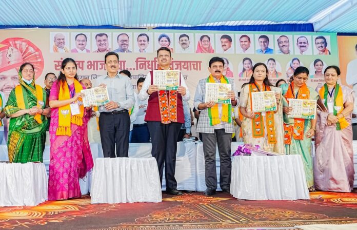 जळगावात मुख्यमंत्री देवेंद्र फडणवीसांची सभा जळगावात मुख्यमंत्री देवेंद्र फडणवीसांची सभा