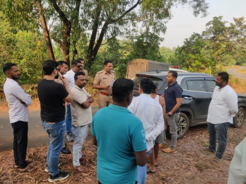 शेतजमिनीत विद्युत लाईनचे पोल उभारणीचे काम थांबवले