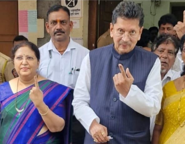 Dipak Kesarkar (1) आमदार दीपक केसरकर यांनी सपत्नीक बजावला मतदानाचा हक्क