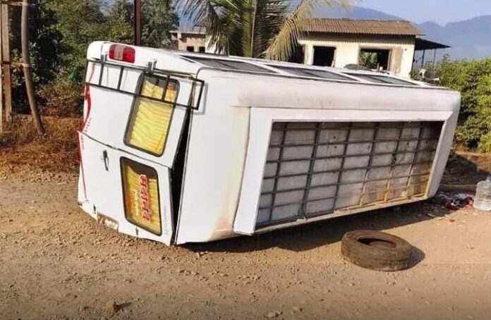 किल्ले रायगडकडे जाणारी सहलीची मिनीबस उलटली! सहा विद्यार्थी जखमी