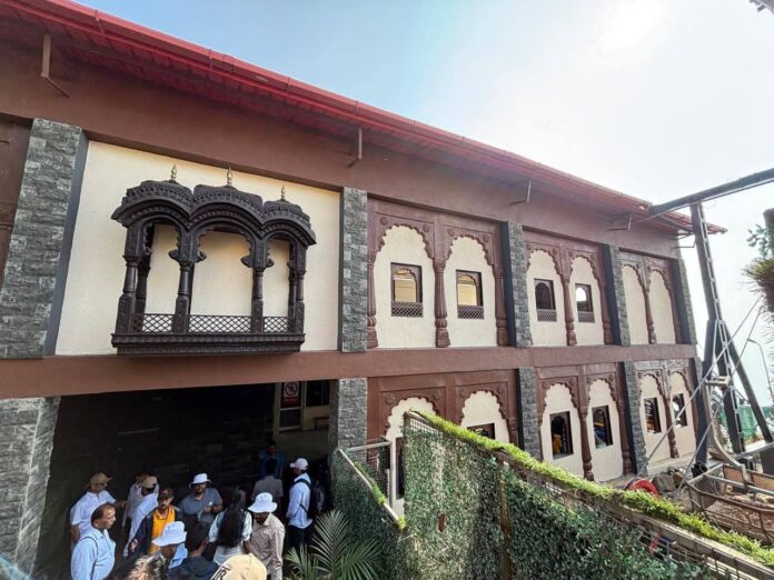 रायगडावर बेकायदेशीर व्यावसायिक बांधकामांवर संताप; युवराज संभाजी महाराजांचा सरकार आणि पुरातत्व विभागावर गंभीर आरोप