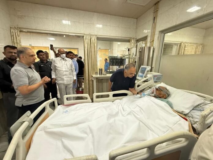 बाबा आढावांच्या प्रकृतीची शरद पवारांनी घेतली विचारपूस बाबा आढावांच्या प्रकृतीची शरद पवारांनी घेतली विचारपूस