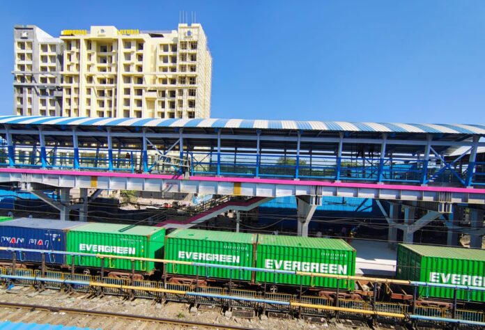 वसई रोड स्टेशनवर उन्नत डेकचे लोकार्पण.