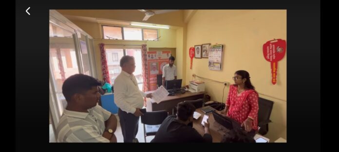 अण्णासाहेब पाटील महामंडळाच्या सिंधुदुर्ग कार्यालयाला टाळे ठोकले अण्णासाहेब पाटील महामंडळाच्या ‘जाचक अटीं’विरोधात मराठा महासंघ आक्रमक; सिंधुदुर्ग कार्यालयाला टाळे ठोकले
