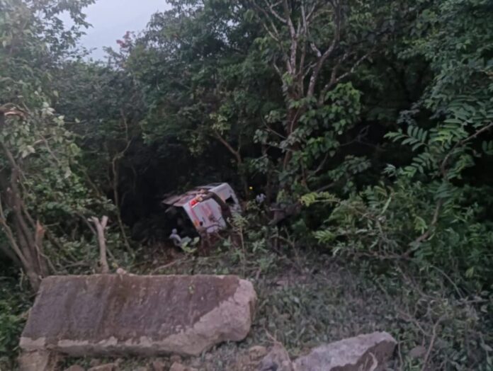 आंबा घाटात ट्रॅव्हल्स दरीत आंबा घाटात ट्रॅव्हल्स दरीत कोसळली; 18 प्रवासी जखमी